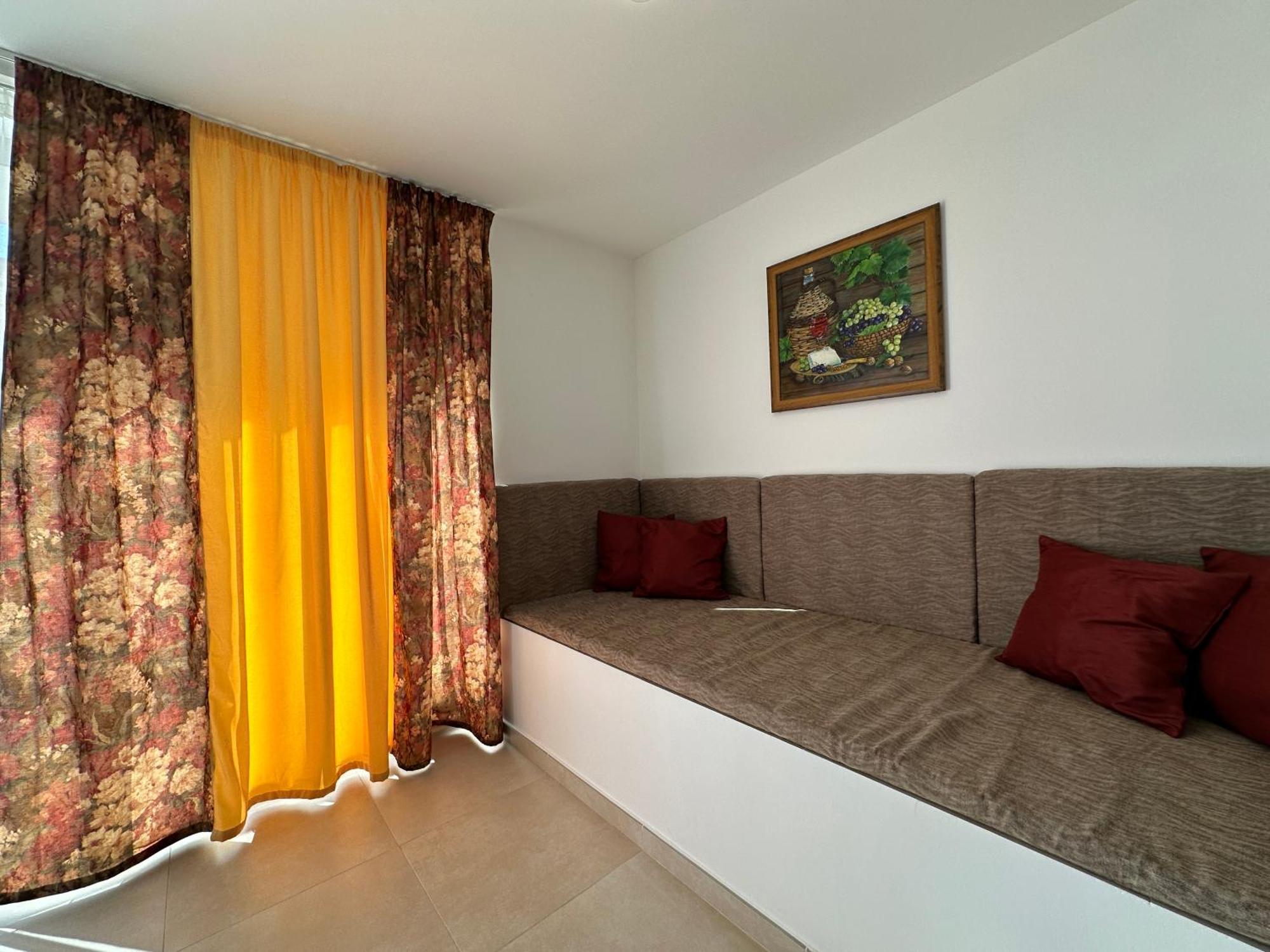 New, Airy And Spacious Apartment In 梅利哈 外观 照片